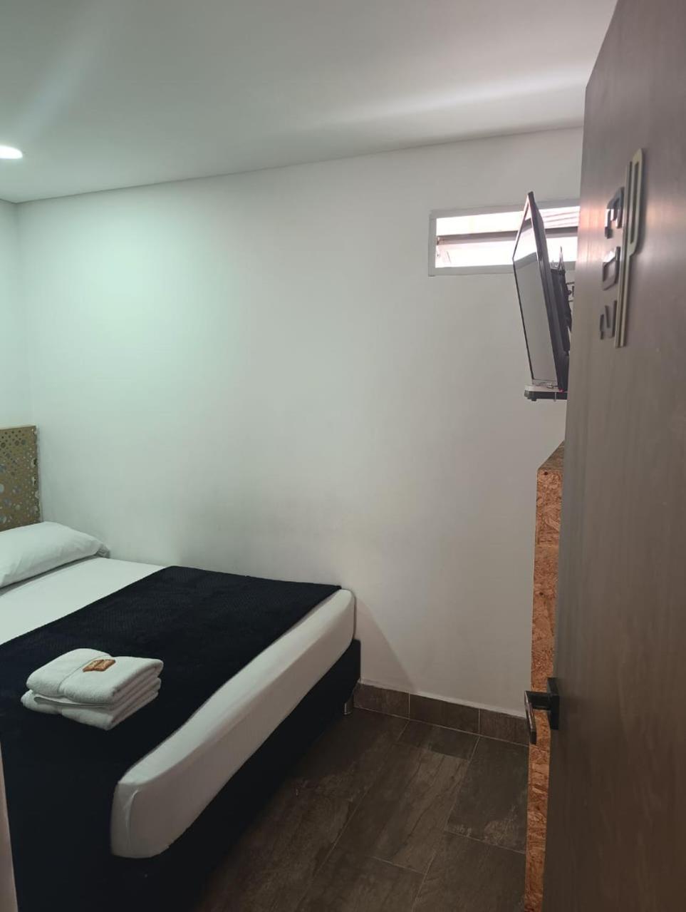 Hotel Prestige ميديلين المظهر الخارجي الصورة