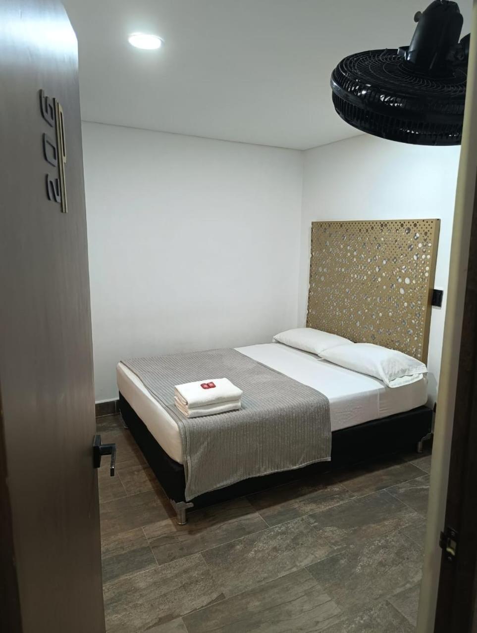 Hotel Prestige ميديلين المظهر الخارجي الصورة