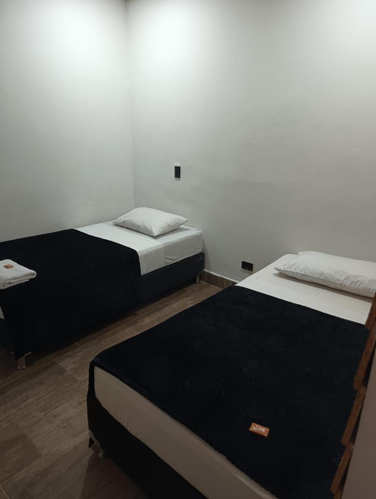 Hotel Prestige ميديلين المظهر الخارجي الصورة